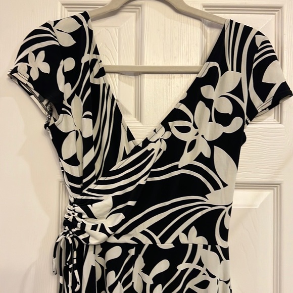 Black and white faux wrap v neck dress - Picture 8 of 8